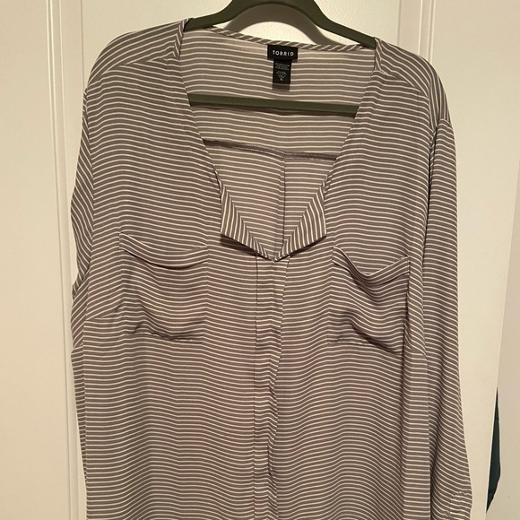 Torrid 5 light grey /white long sleeve top - Picture 1 of 4